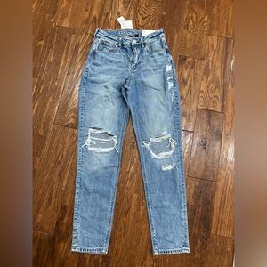 American Eagle mom jeans, brand new never worn with tags.